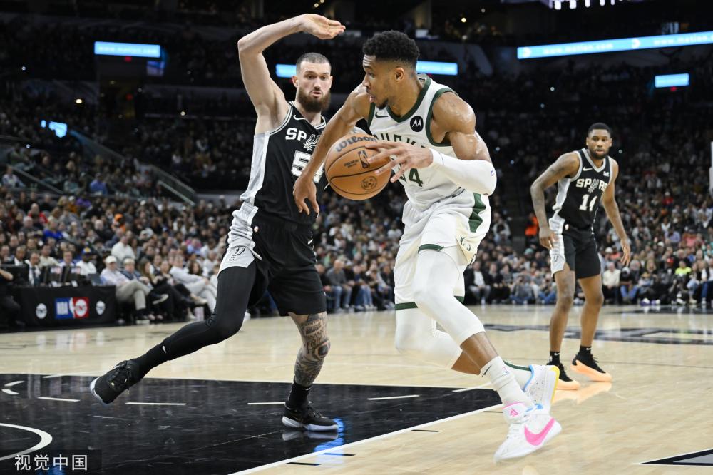 挥着巨大的 挥着巨大的